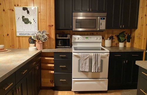 Houghton Lake Cabaña | Romanski Retreat | Beautiful Lake View Getaway!