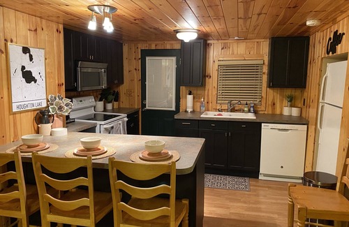Houghton Lake Cabaña | Romanski Retreat | Beautiful Lake View Getaway!