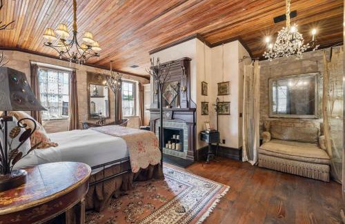 Fredericksburg Hotel | Romantic 1BR Suite on Main Street - Prime location