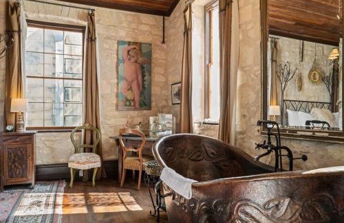Fredericksburg Hotel | Romantic 1BR Suite on Main Street - Prime location