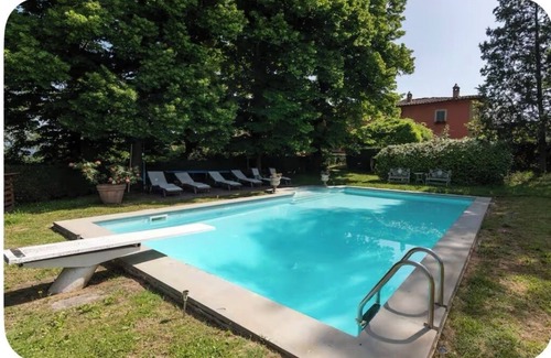 Grassina Cama Y Desayuno | Romantic bedroom in +600years old villa, with pool view