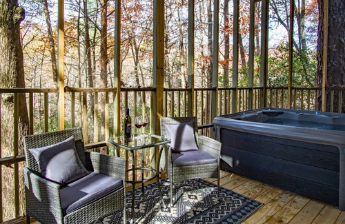 Sautee Nacoochee Cabina | Romantic Cabin Near Helen Hot Tub + Outdoor TV