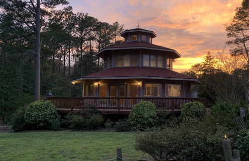 Reedville Casa | Romantic Chesapeake Bay Lighthouse-Style House Getaway