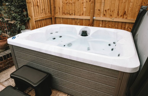Bromham Cabaña | Romantic Country Cottage with Private hot tub