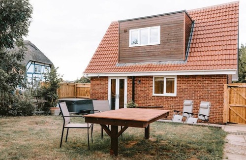 Bromham Cabaña | Romantic Country Cottage with Private hot tub