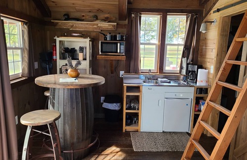 Bates County Cabina | Romantic Country Cabin at Lakeview by Sue