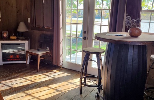 Bates County Cabina | Romantic Country Cabin at Lakeview by Sue