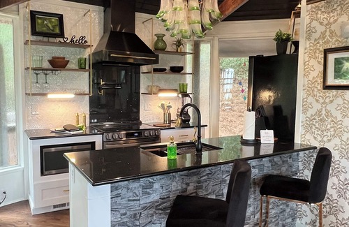 Big Canoe Cabina | Romantic Couples Cabin in Big Canoe, Lake & Mountain View, Hot Tub, Gas Logs