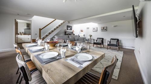 Betws Gwerfil Goch Casa | Romantic Couples' Getaway - at Ty Cerrig Barn with luxury hot tub