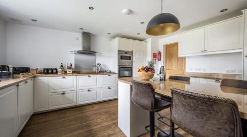 Betws Gwerfil Goch Casa | Romantic Couples' Getaway - at Ty Cerrig Barn with luxury hot tub