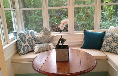 Folly Beach Cabaña | Romántica, acogedora cabaña enclavada entre robles y palmeras, a una cuadra de la playa.