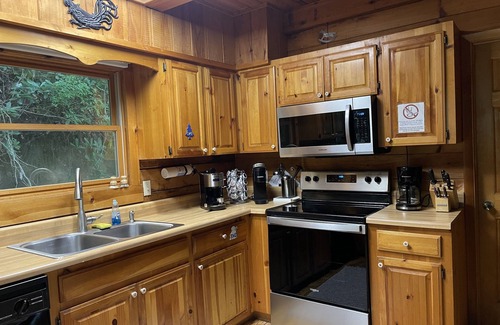 Topton Cabina | Romantic,Cozy Log Cabin, Hot Tub, WiFi, pool table
