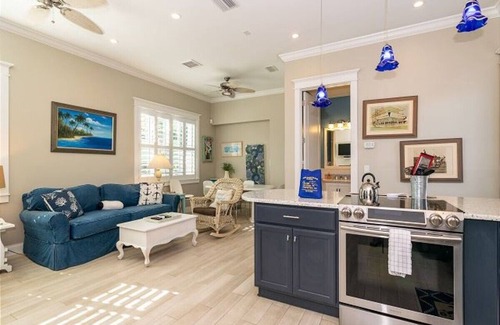 Bradenton Beach Cabaña | Romantic, Cute Cottage on Anna Maria Island. Close To Everything. Pet Friendly!