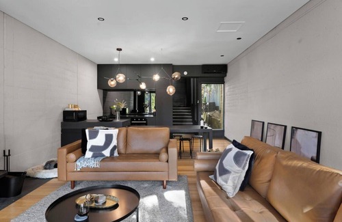 Daylesford Villa | Romantic Daylesford Waterfront: Fireplace, King Bed, Spa