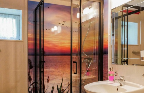 Dreschvitz Apartamento | Romantic double room with four-poster bed, breakfast possible