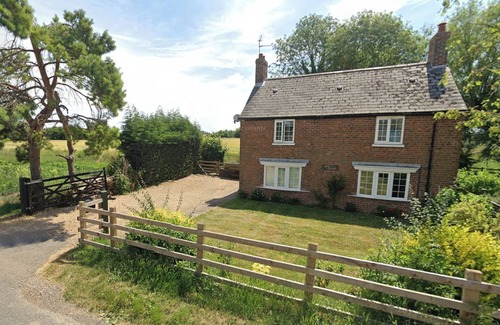 Spalding Cabaña | Romantic English cottage three bedrooms, detached, drive for three cars, homely