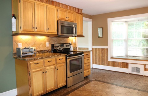 Asheville Casa | Escape romántico privado con bañera de hidromasaje y chimenea y patio cercado. (duerme 2)