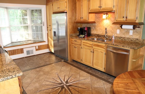 Asheville Casa | Escape romántico privado con bañera de hidromasaje y chimenea y patio cercado. (duerme 2)
