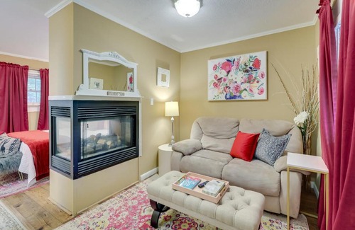 Eureka Springs Casa | Romantic Eureka Springs Cabin with Fireplace!