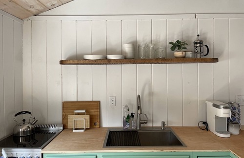 Town Hill Cabina | Romantic Forest Cabin - private, near everything