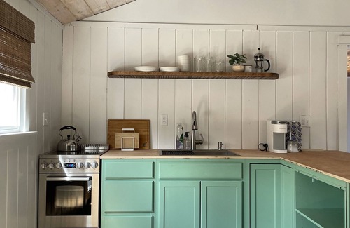 Town Hill Cabina | Romantic Forest Cabin - private, near everything