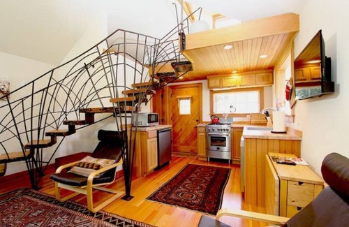 McDonald Cabaña | Romantic Garden Cottage with private outdoor hot tub