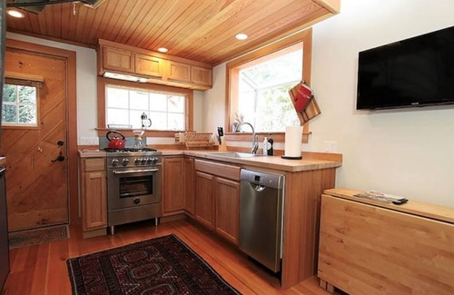 McDonald Cabaña | Romantic Garden Cottage with private outdoor hot tub