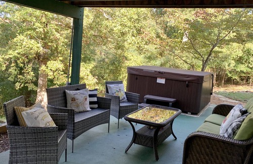 Gilbertsville Casa | Romantic getaway with hot tub!