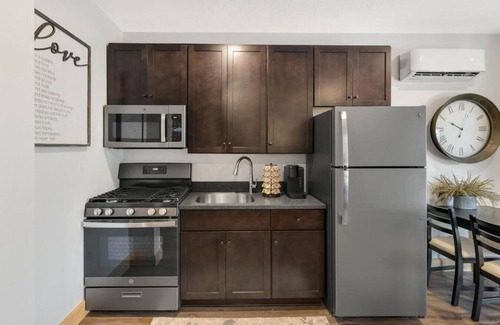 Berlin Apartamento | Romantic Getaway with Private Patio and Hot Tub on Main Street - Maple Suite