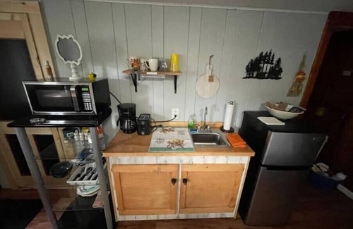Warrensburg Apartamento | Romantic Hideaway- 6 Minutes from Lake George