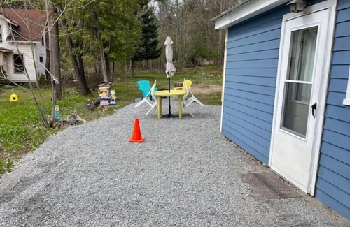 Warrensburg Apartamento | Romantic Hideaway- 6 Minutes from Lake George
