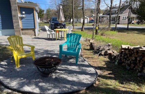 Warrensburg Apartamento | Romantic Hideaway- 6 Minutes from Lake George