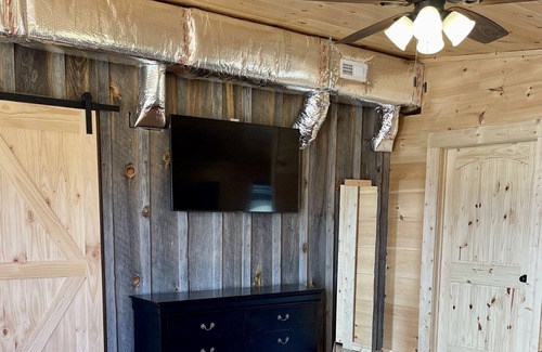 Washington County Cabina | Romantic Honeymoon Cabin Alpaca Mountain Retreat