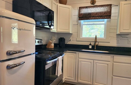 Logan Cabina | Romantic Lake Cabin with Hot Tub