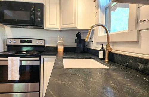 Logan Cabina | Romantic Lake Cabin with Hot Tub