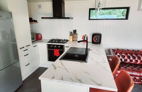 Waerenga Cabina | Romantic lakeside Cabin. 1 Hour ex Auckland CBD