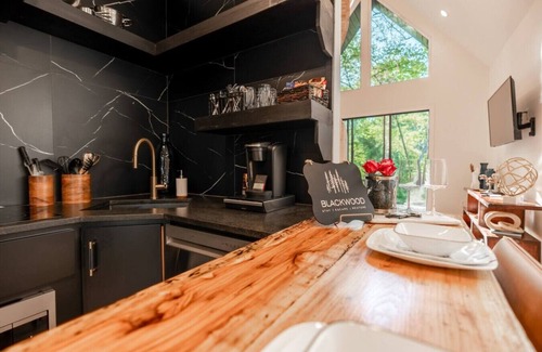 Bullard Cabina | Romantic Lakeside Retreat | Hot Tub & Fire Pit