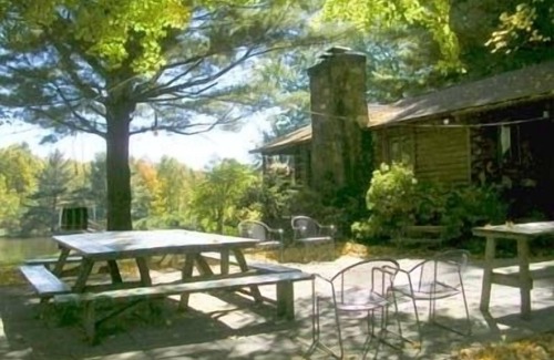 Stanfordville Cabina | Cabaña romántica en un lago privado con chimenea