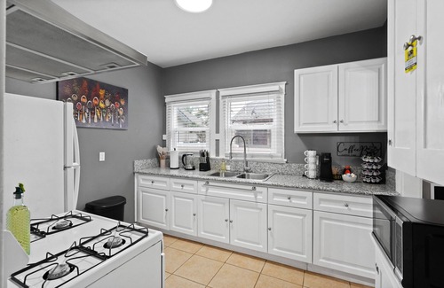 Alamitos Beach Apartamento | Romantic Long Beach Escape : Fire Pit & Arcade Fun