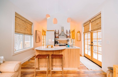 Laurelville Cabina | Romantic Luxe Cabin : Hot Tub, Private Trails : 32 Forested Acres : EV Charger