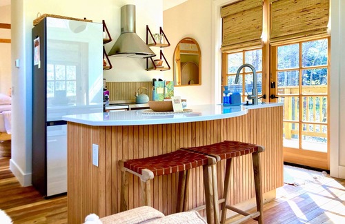 Laurelville Cabina | Romantic Luxe Cabin : Hot Tub, Private Trails : 32 Forested Acres : EV Charger
