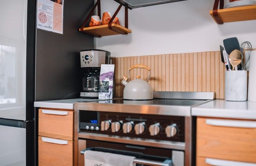 Laurelville Cabina | Romantic Luxe Cabin : Hot Tub, Private Trails : 32 Forested Acres : EV Charger