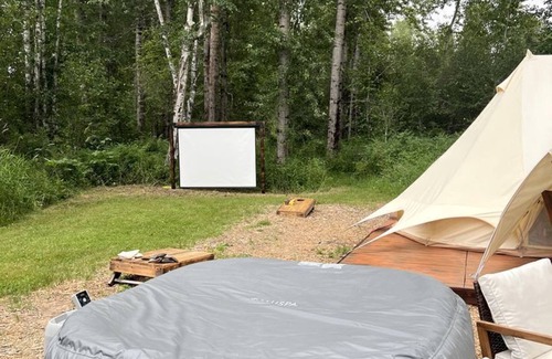 Sandpoint Alquiler De RV | Romantic Luxury Glamping Tent with Riverfront Views near Sandpoint, Idaho