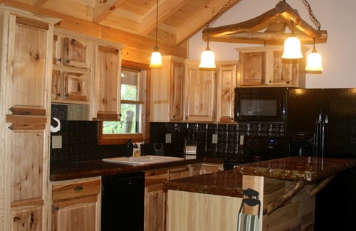 Clyde Cabina | Romantic One-Bedroom Cabin with a Fireplace near Asheville, North Carolina