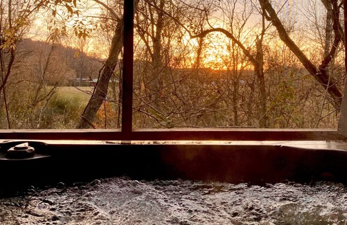 Norfork Cabina | Romantic Peaceful Getaway Cabin w/ Hot Tub