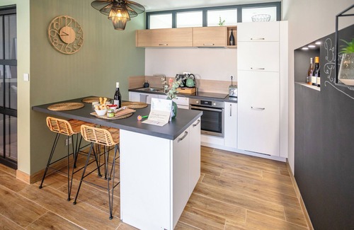 Le Somail Casa | Romantic suite with private jacuzzi - reversible air conditioning - near Canal du Midi