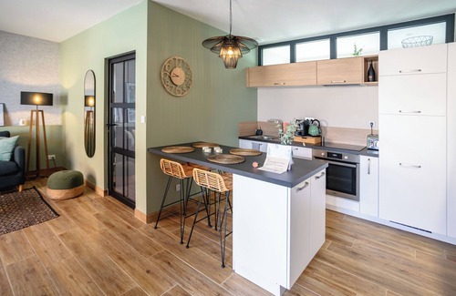 Le Somail Casa | Romantic suite with private jacuzzi - reversible air conditioning - near Canal du Midi