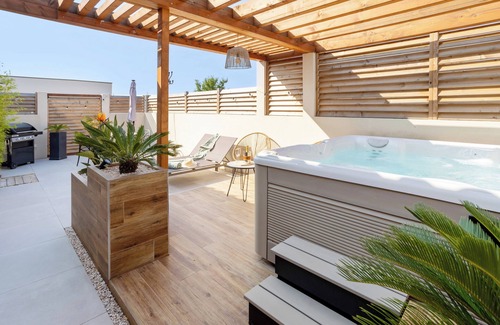 Le Somail Casa | Romantic suite with private jacuzzi - reversible air conditioning - near Canal du Midi