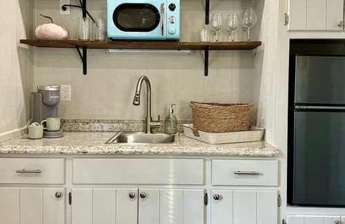 Mena Cabaña | Romantic studio cottage, ride 2 Wolf Pen Gap, king, paved rd, fire pit, private.