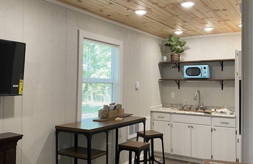 Mena Cabaña | Romantic studio cottage, ride 2 Wolf Pen Gap, king, paved rd, fire pit, private.